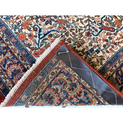 Stunning Persian Sarouk rug with floral medallion design