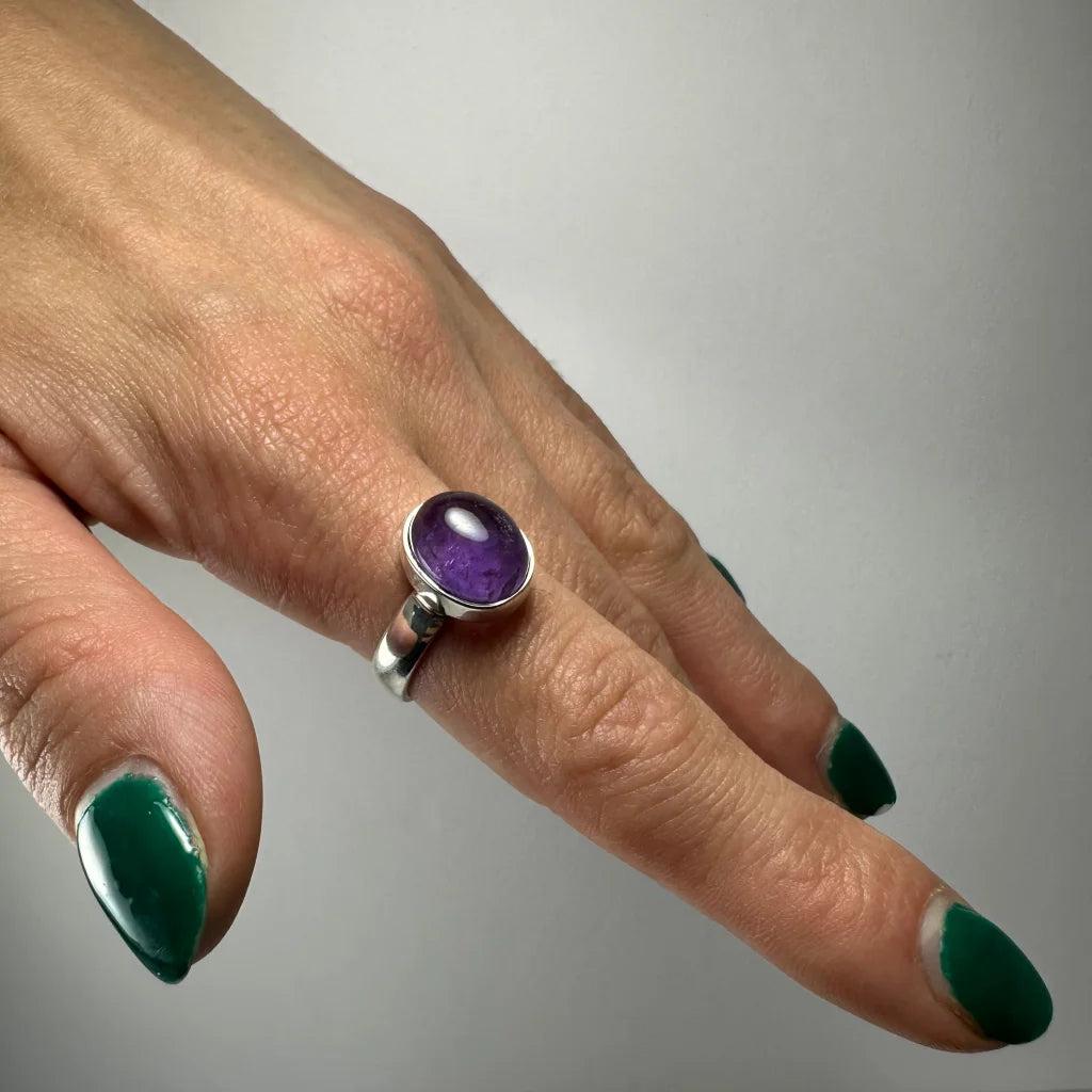 Stunning silver amethyst ring with oval purple stone