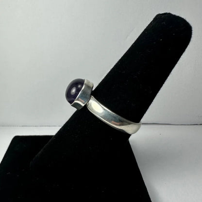 Stunning purple amethyst ring in polished silver with smooth gemstone