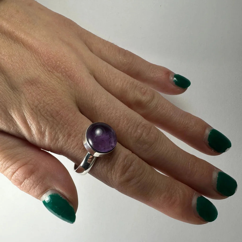 Stunning silver amethyst ring with faceted purple gem in bezel