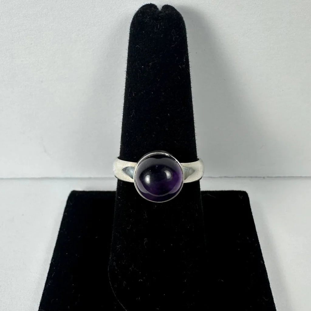 Sleek silver amethyst ring with round cabochon-cut purple stone