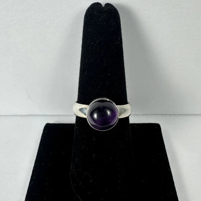 Sleek silver amethyst ring with round cabochon-cut purple stone