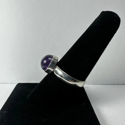 Sleek silver amethyst ring with polished purple cabochon