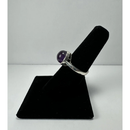 Stunning purple amethyst ring in sleek silver with cabochon stone