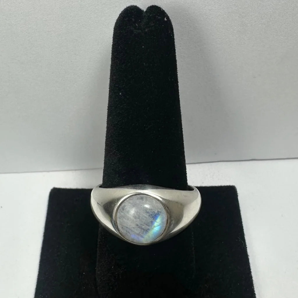 Stunning silver moonstone ring with iridescent round gem