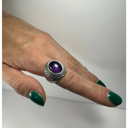 Stunning silver amethyst ring with geometric textured band and oval purple stone