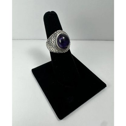 Stunning silver amethyst ring with geometric design and oval purple stone