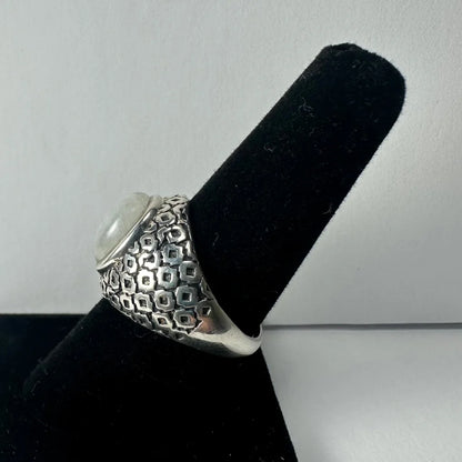 Stunning silver moonstone ring with geometric pattern and oval stone