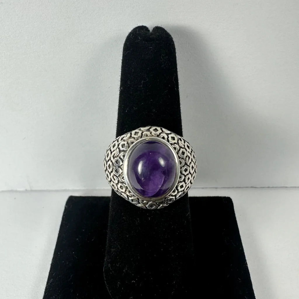 Stunning silver amethyst ring with geometric pattern and oval purple stone
