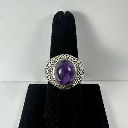 Stunning silver amethyst ring with geometric pattern and oval purple stone