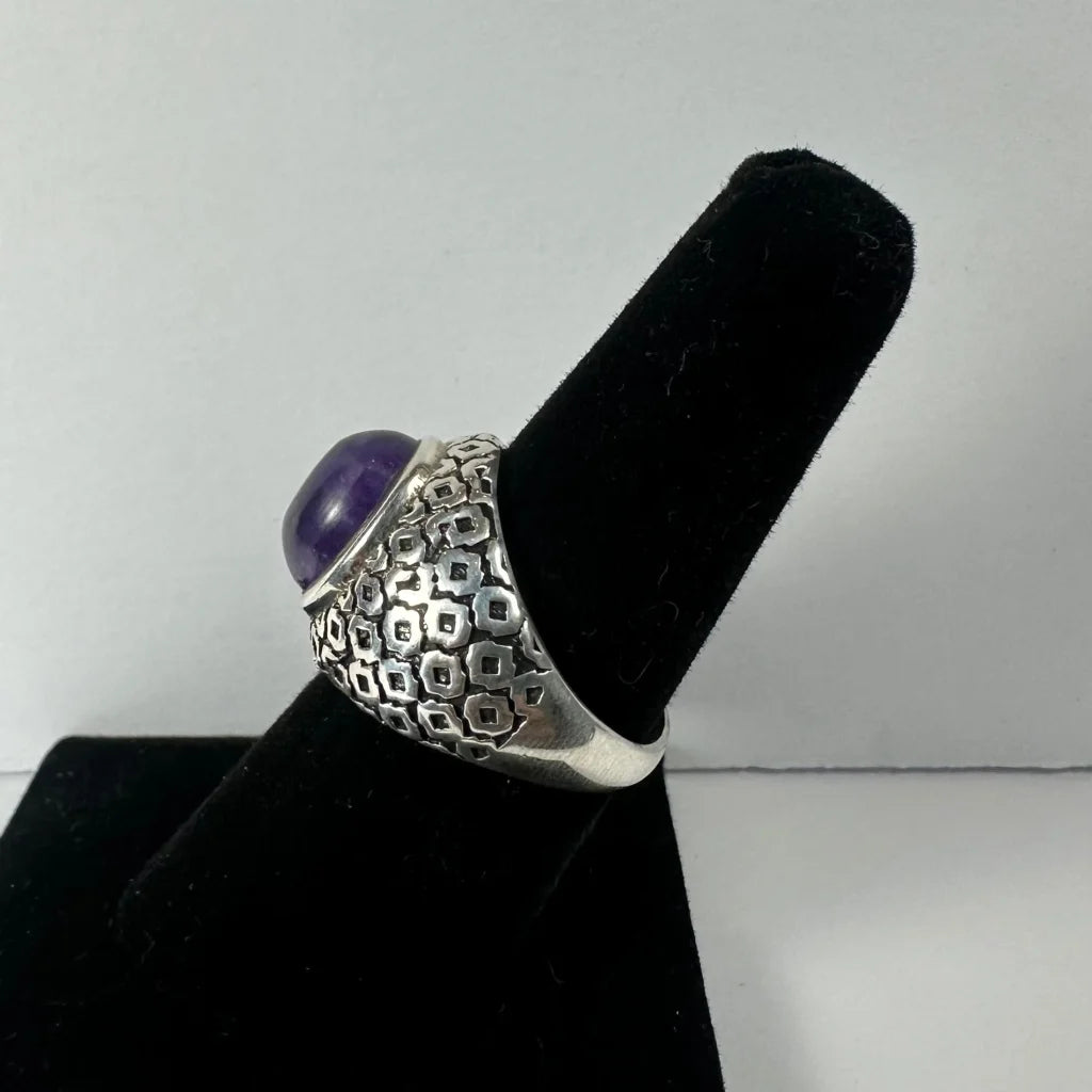 Stunning amethyst ring in sterling silver with geometric design