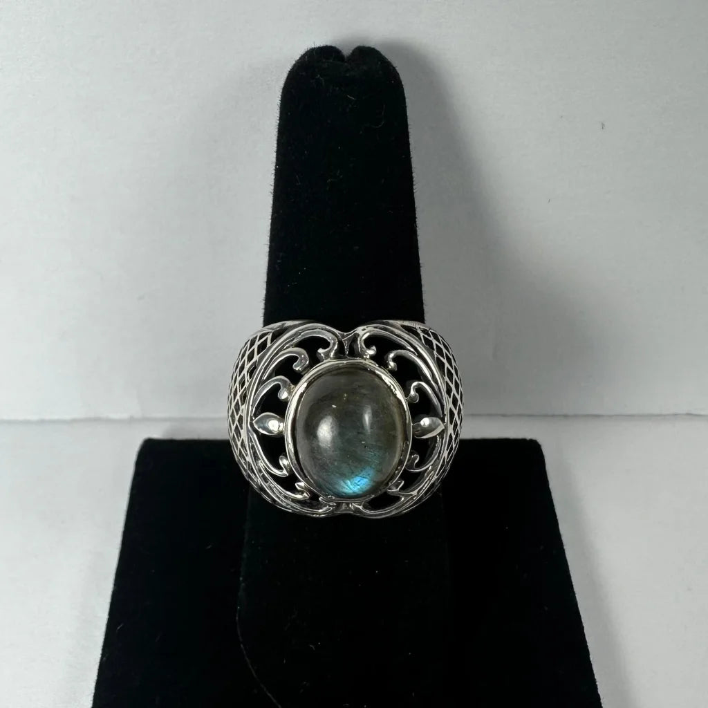 Stunning sterling silver labradorite ring with filigree design