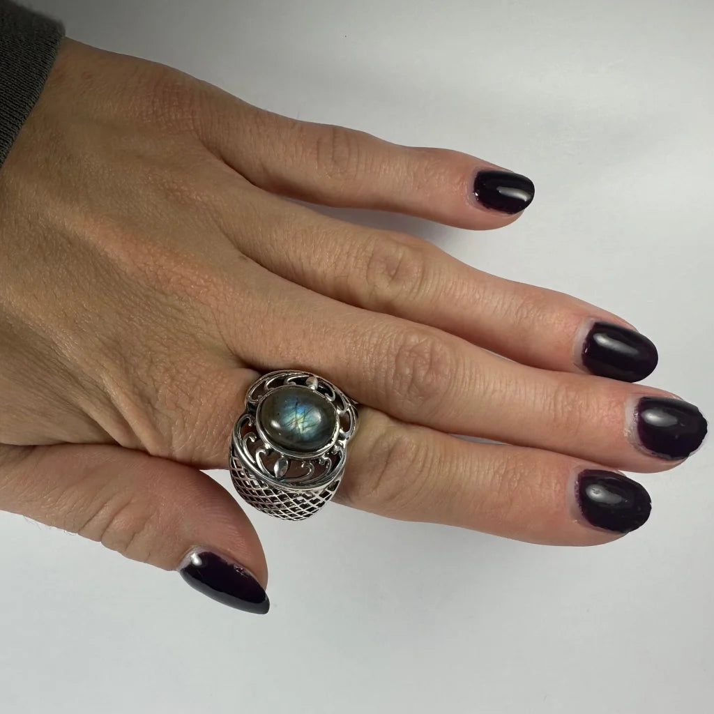 Stunning sterling silver labradorite ring with filigree design