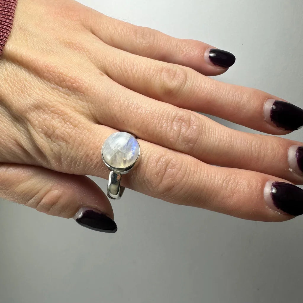 Stunning sterling silver moonstone ring with blue flash