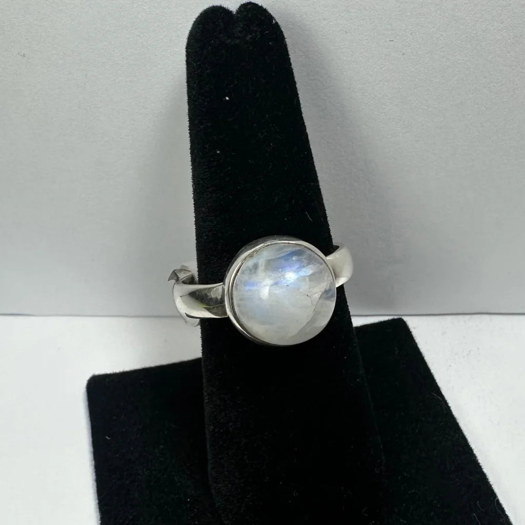 Stunning silver moonstone ring with blue flash