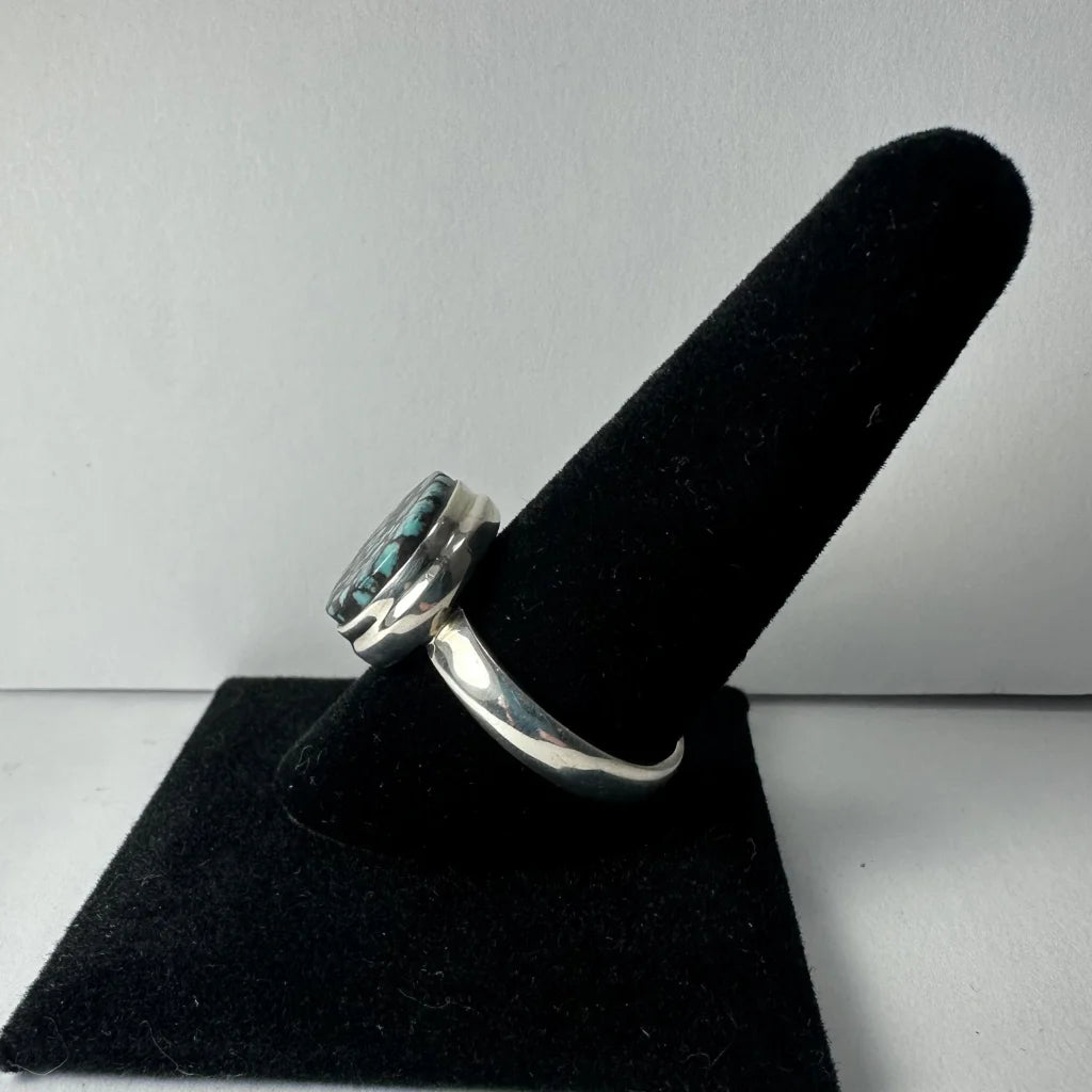Stunning Tibetan turquoise ring in sterling silver with hammered band