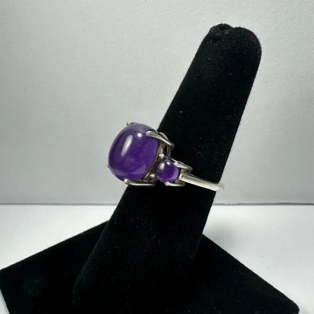 Stunning silver amethyst ring with oval and round stones