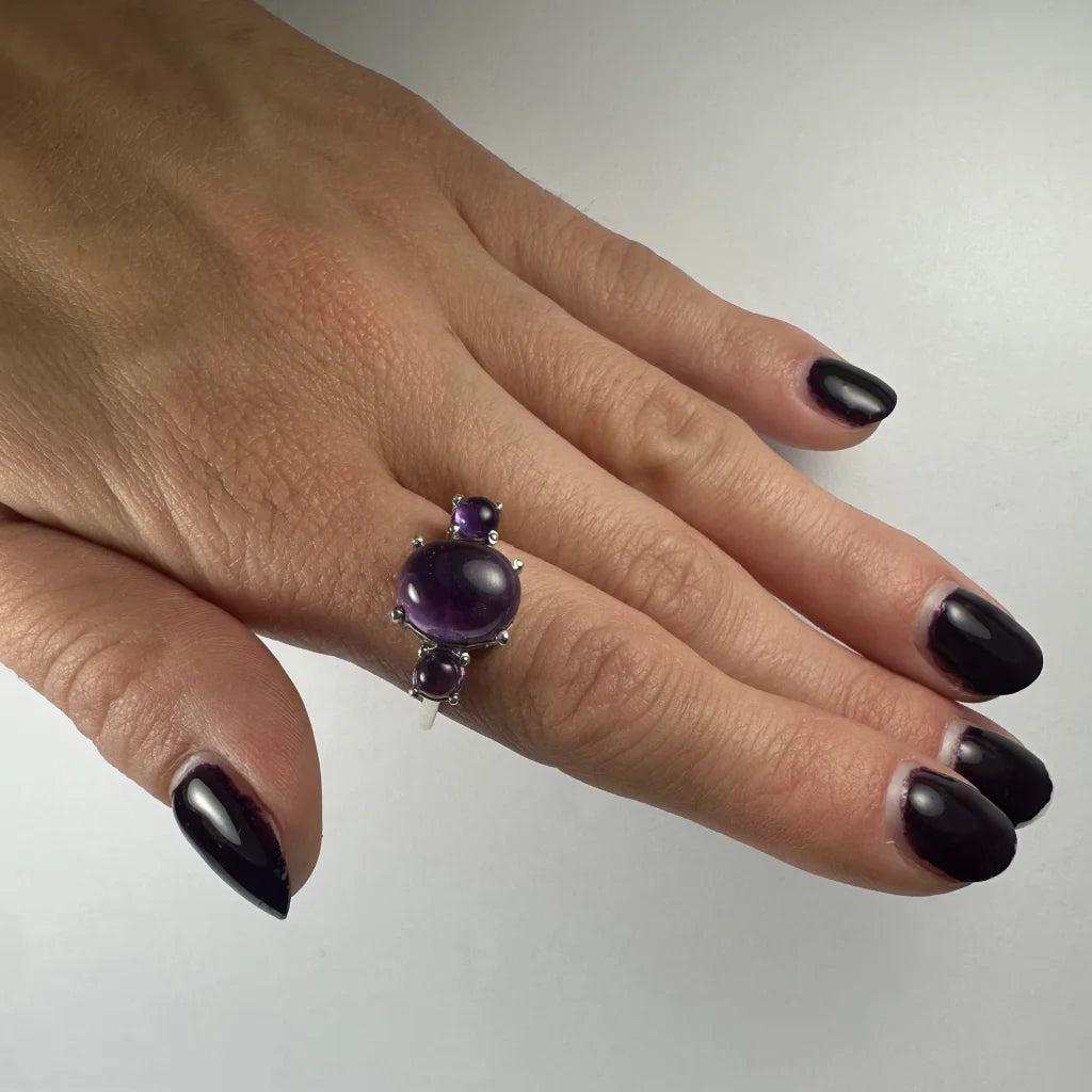 Stunning amethyst ring with oval purple stone and two rounds in silver