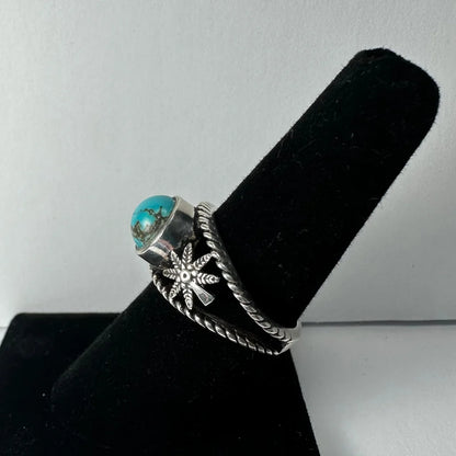 Stunning turquoise ring with twisted silver band and leaf details