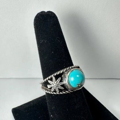 Stunning turquoise ring with twisted silver band and leaf details