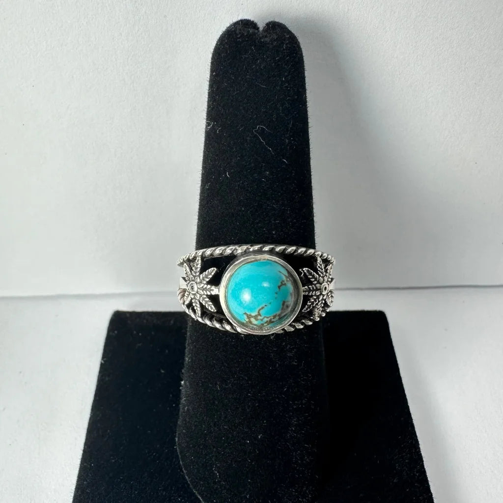 Stunning turquoise ring with twisted silver band and leaf details