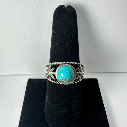Stunning turquoise ring with twisted silver band and leaf details