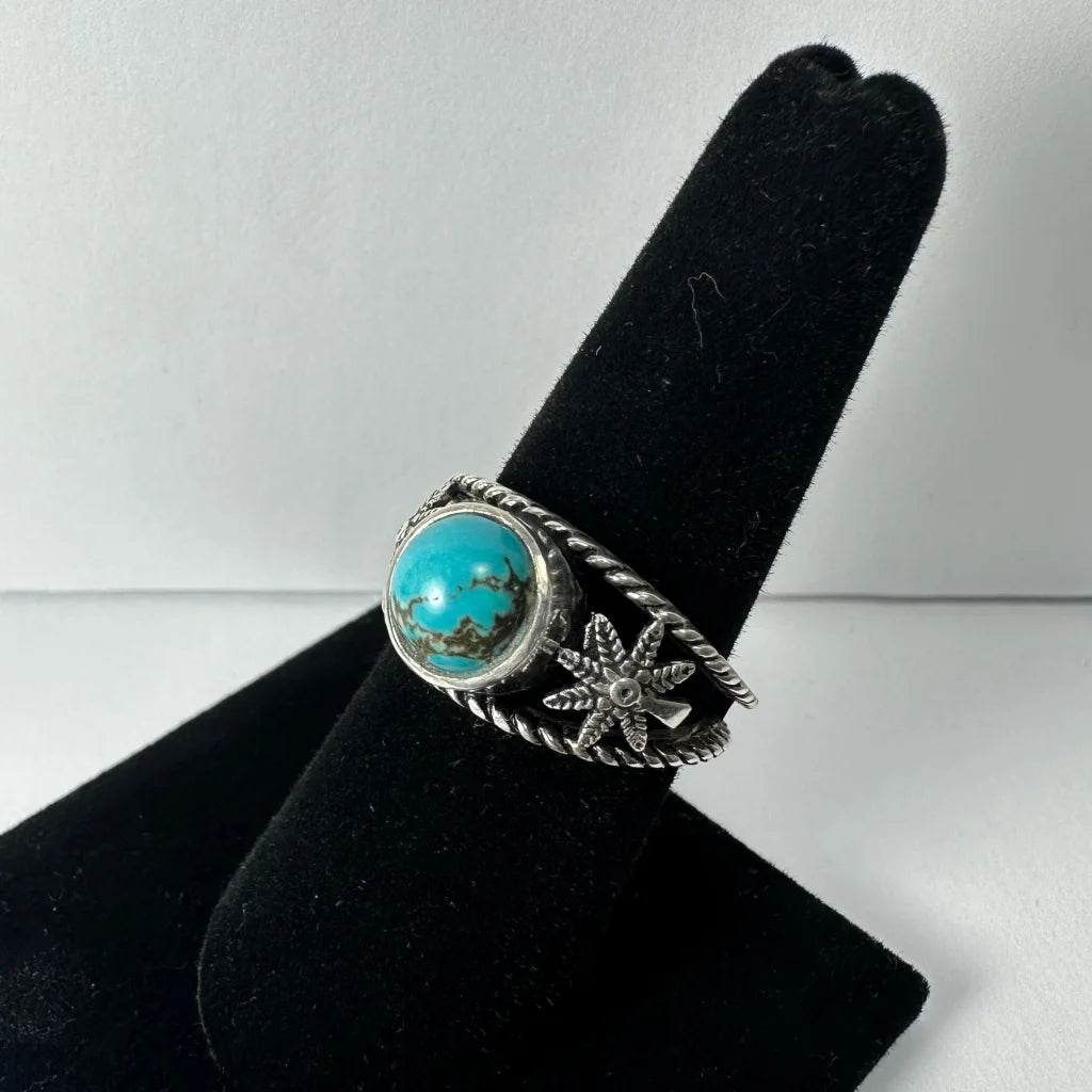 Stunning turquoise ring with twisted silver band and leaf details