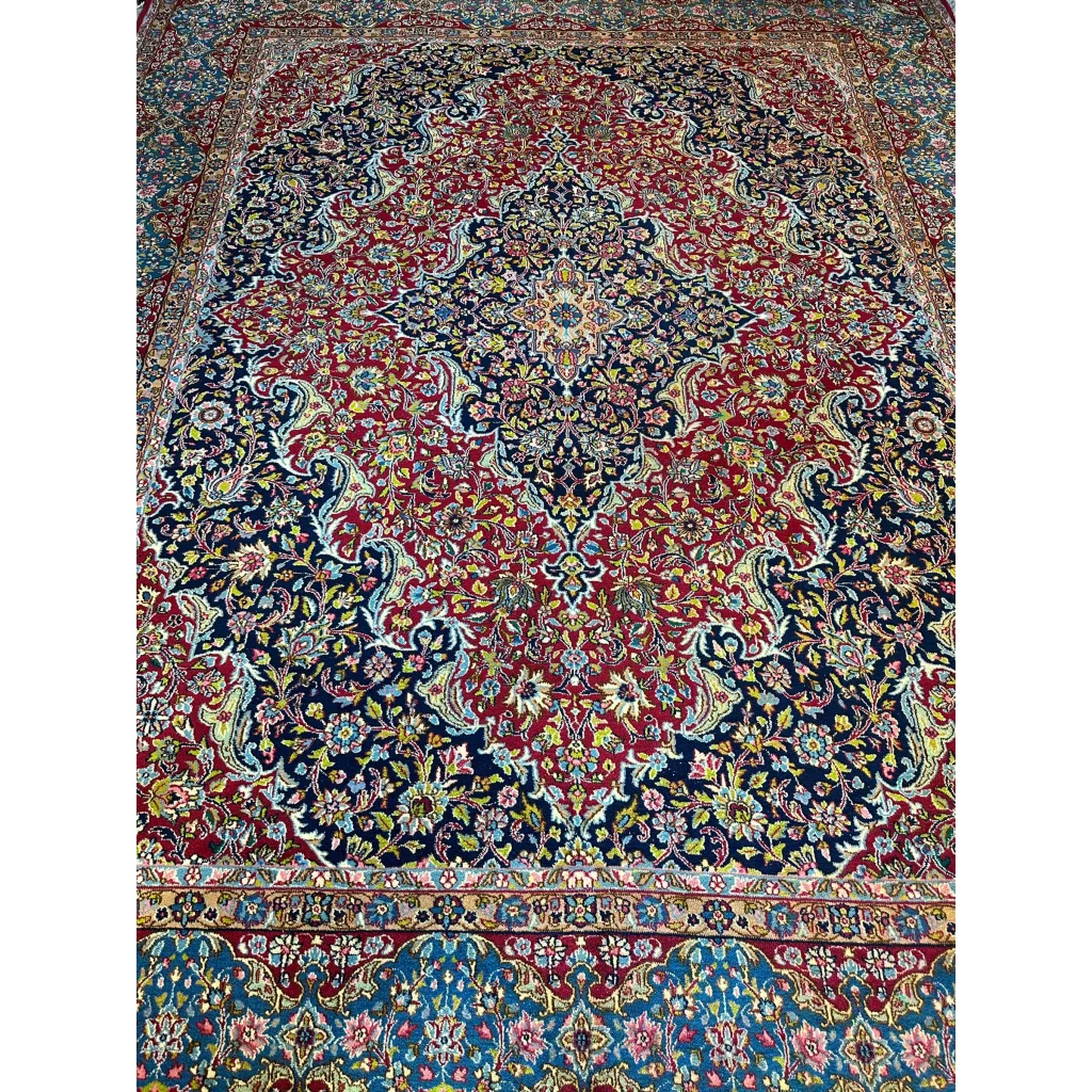 Stunning vintage fine Persian rug with medallion design