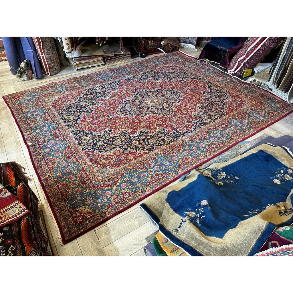 Stunning vintage fine Persian rug with medallion design