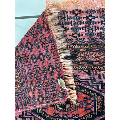 Vintage pink geometric rug with MLB career card note set break