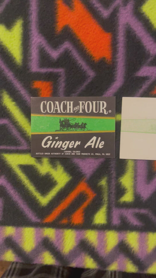 Antiguo entrenador vintage de los años 60 y cuatro etiquetas de bebidas gaseosas Ginger Ale, Filadelfia, Pensilvania